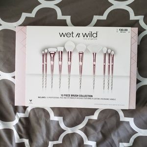 **New in box***Wet n wild Brush Set
